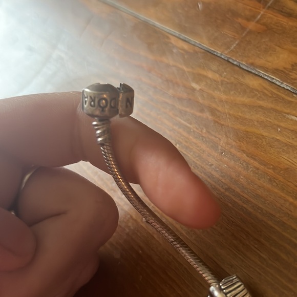 Pandora bracelet with 4 charms: shell, present, suitcase, cupcake - Picture 6 of 6